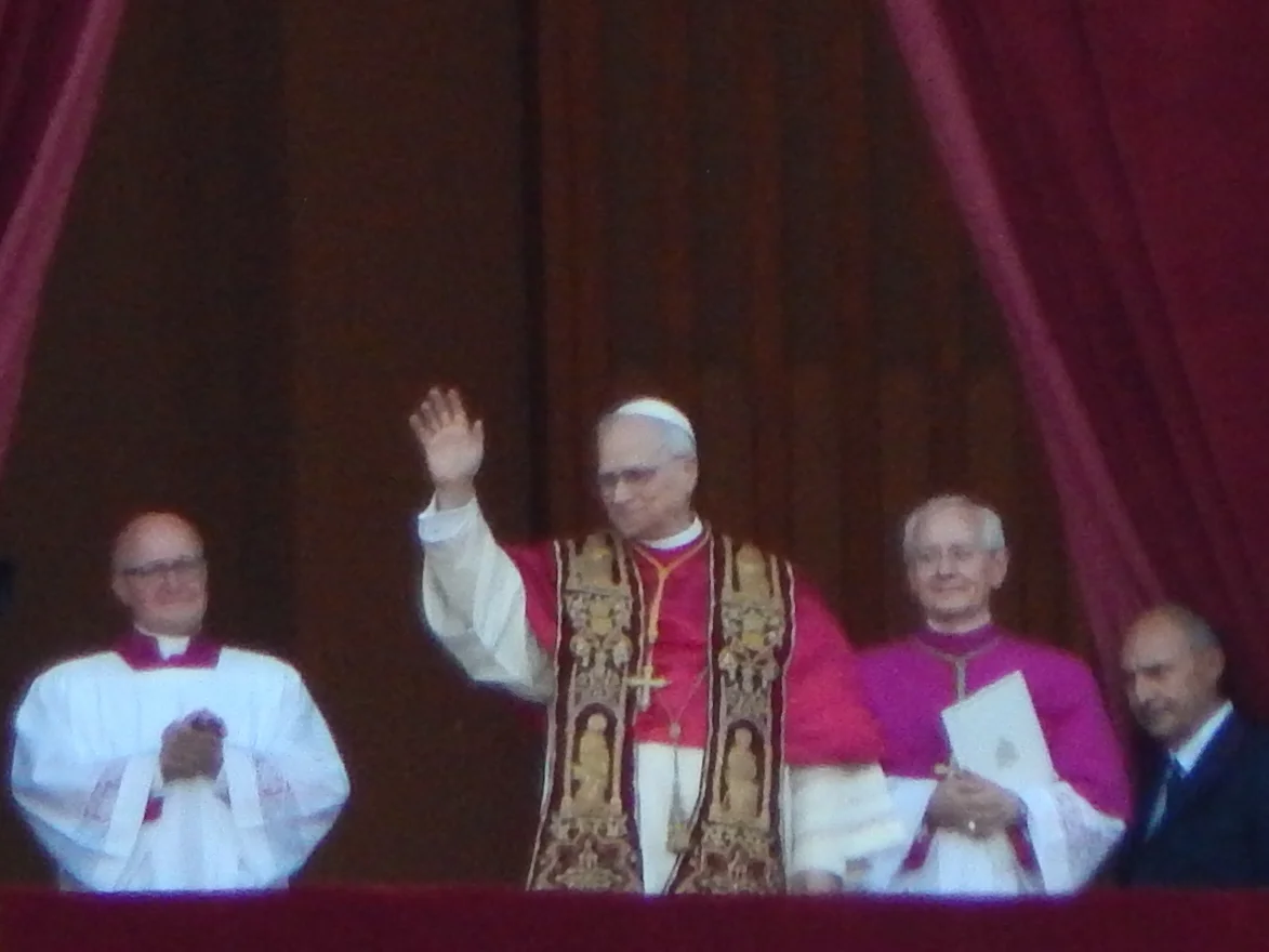 Pope_Leo_XIV_Waving_(cropped)